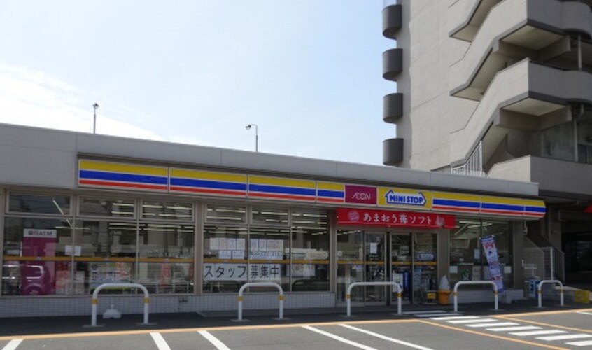 ミニストップ八千代店(コンビニ)まで450m アベニュ－清納