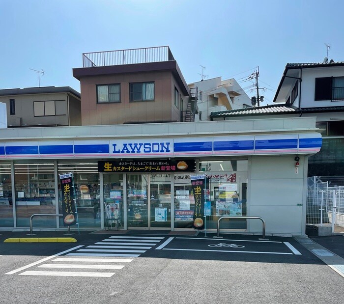 ローソン日吉台2丁目店(コンビニ)まで81m ロイヤルハイツ折尾Ⅱ号館