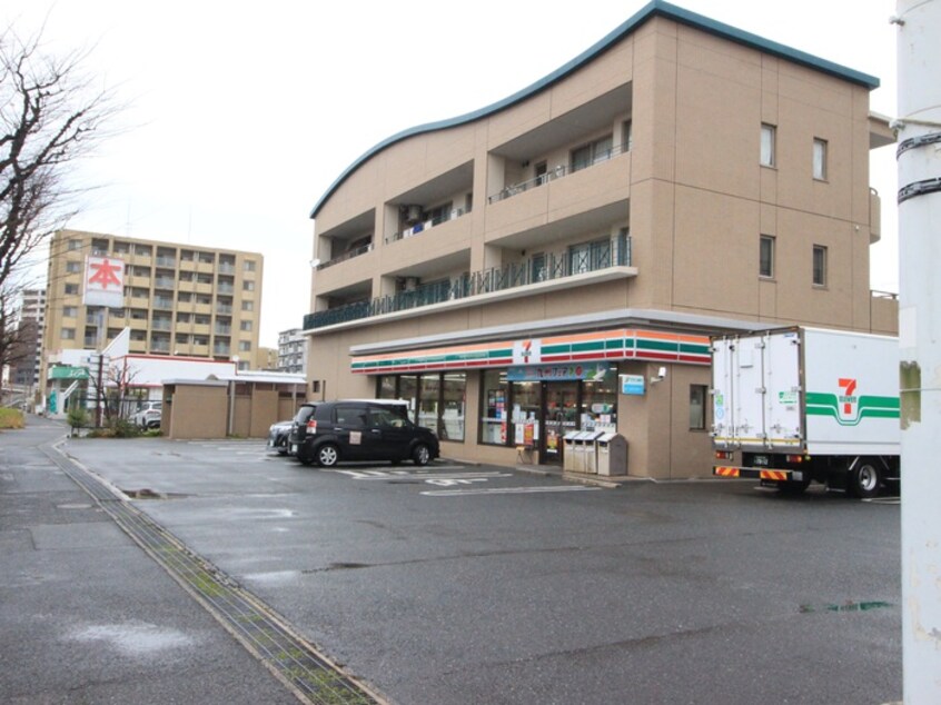 セブンイレブン八幡三ヶ森店(コンビニ)まで550m ワシダハイツ永犬丸　Ａ棟