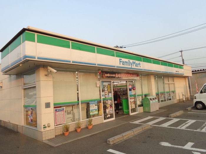 ファミリーマート(コンビニ)まで400m ＥＬＥＶＩＴＡ弥永