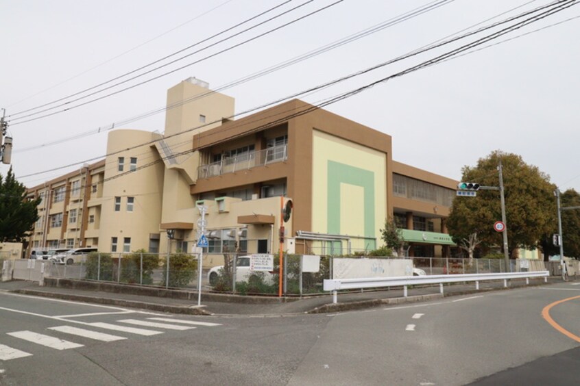 飯塚市立若菜小学校(小学校)まで600m 桜ハイム弐番館