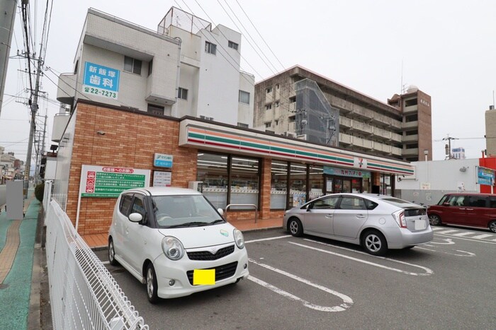 セブンイレブン飯塚市役所前店(コンビニ)まで581m オークマンション立岩