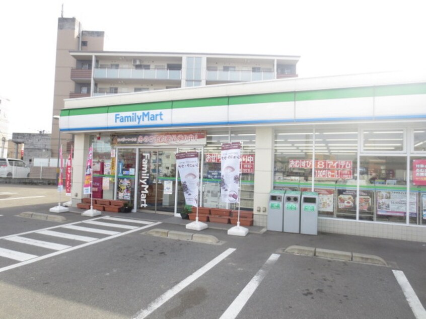 ﾌｧﾐﾘｰﾏｰﾄ(コンビニ)まで1000m サンリバ－博多南