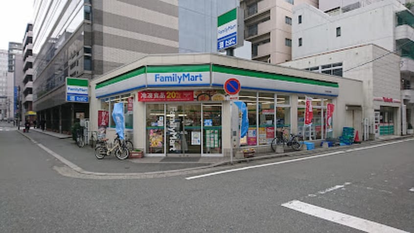 ファミリーマート博多明治公園店(コンビニ)まで180m エンクレスト博多駅前Ⅲ（1208）