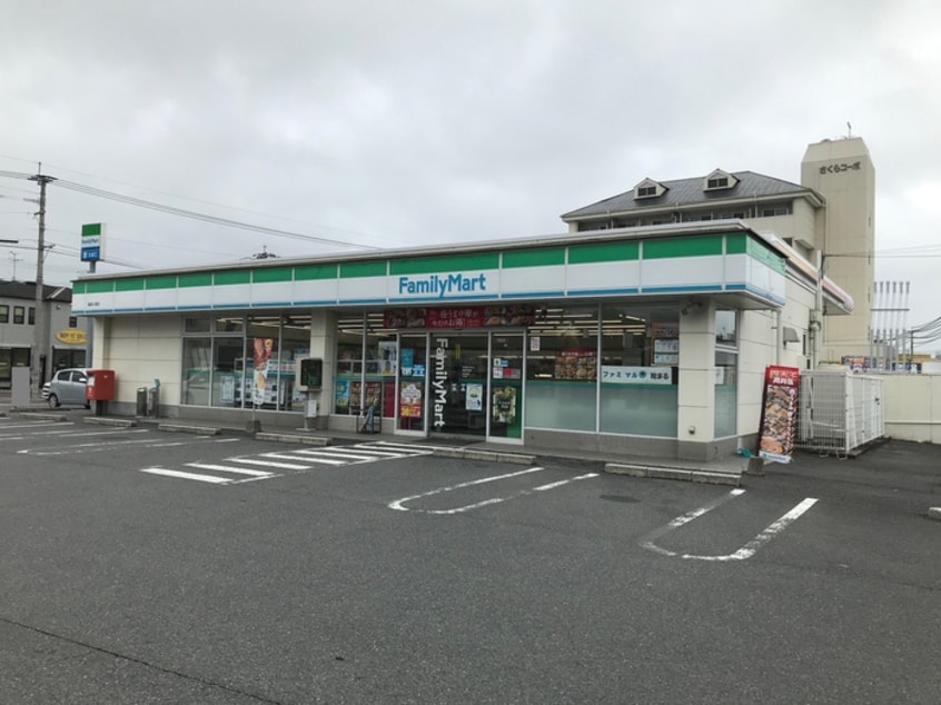 ファミリーマート飯塚川津店(コンビニ)まで48m さくらコーポ