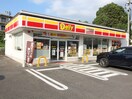 デイリーヤマザキ八幡西鳴水店(コンビニ)まで750m シャルマン咲くら坂Ｄ