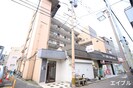 丸万ビルの外観