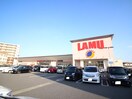 ラ・ムー小倉沼店(スーパー)まで700m ロイヤルハイツ沼