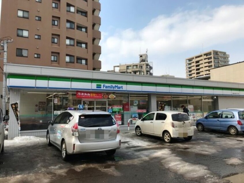 ファミリーマート(コンビニ)まで70m ＭＯＤＵＬＯＲ南円山