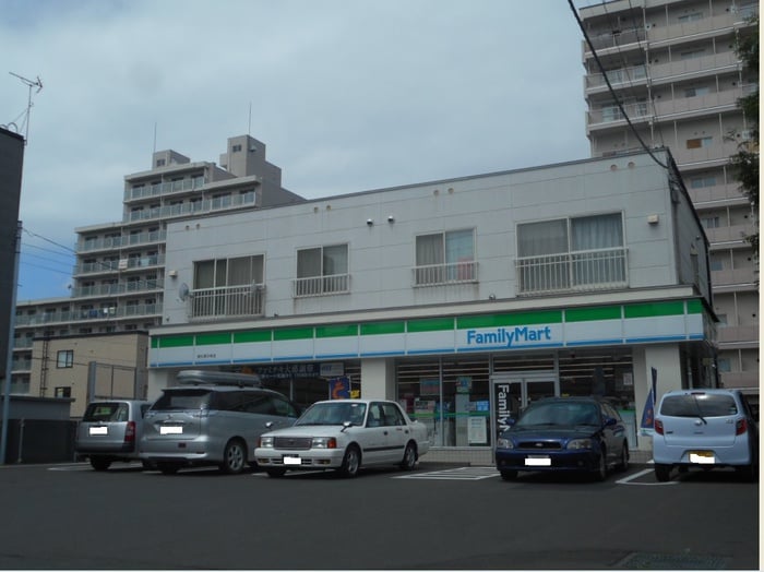 ファミリーマート(コンビニ)まで240m シャルマン若林