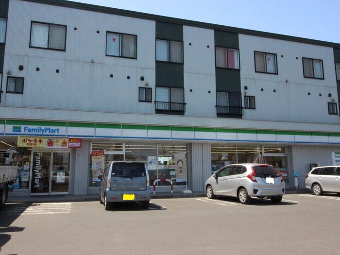 西野6条9丁目8-27 ファミリーマート札幌西野6条店(コンビニ)まで350m アクシスⅢ