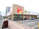 ツルハドラッグ(ドラッグストア)まで95m アスタ－ハイツヤマチカ