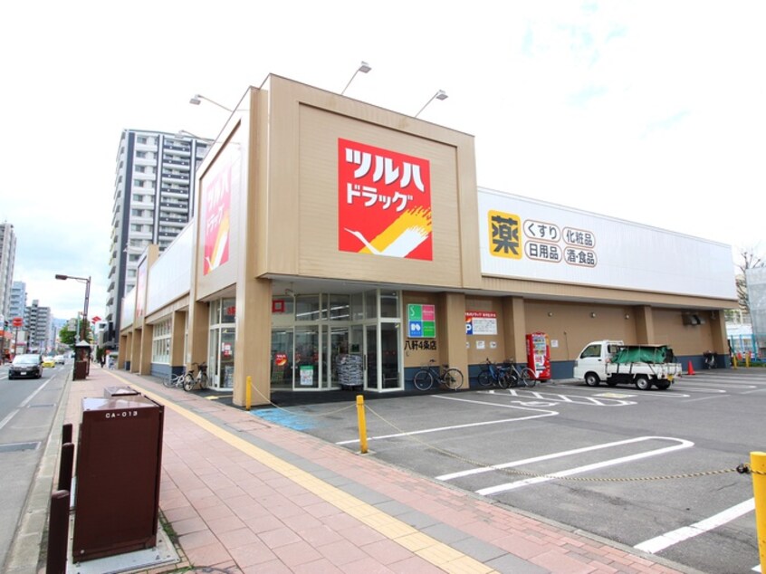 ツルハドラッグ(ドラッグストア)まで95m アスタ－ハイツヤマチカ