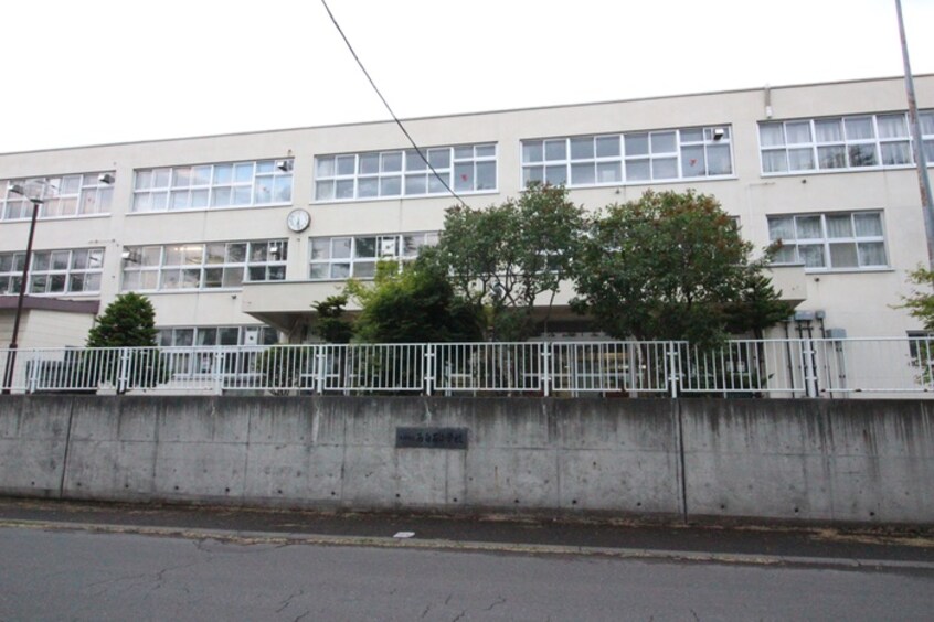 西白石小学校(小学校)まで219m 第一栄荘