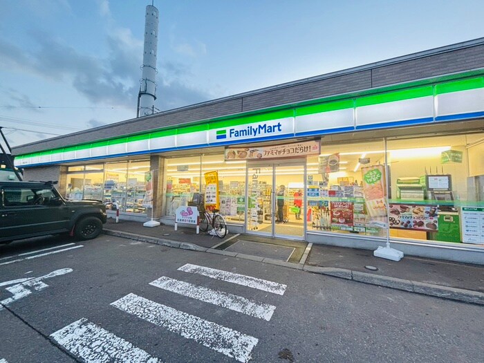 ファミリーマート(コンビニ)まで1700m ウエストコート