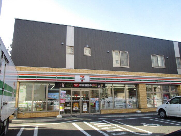 セブンイレブン琴似2-3店(コンビニ)まで1300m メゾンドノームＢ