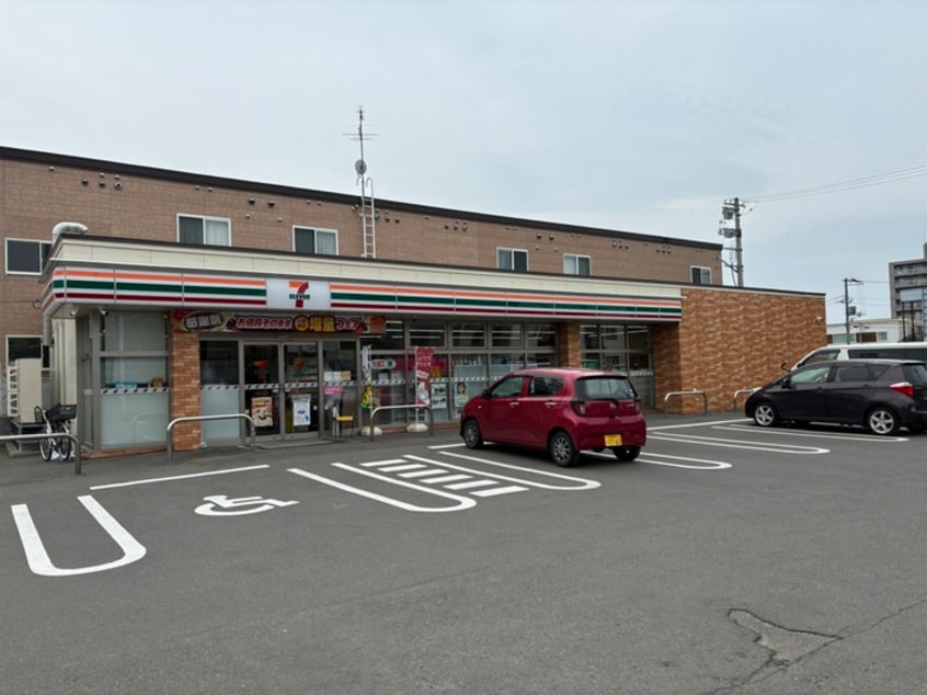 セブンイレブン(コンビニ)まで130m エイトハイツ