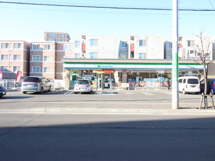 ファミリーマート(コンビニ)まで850m メリディアン