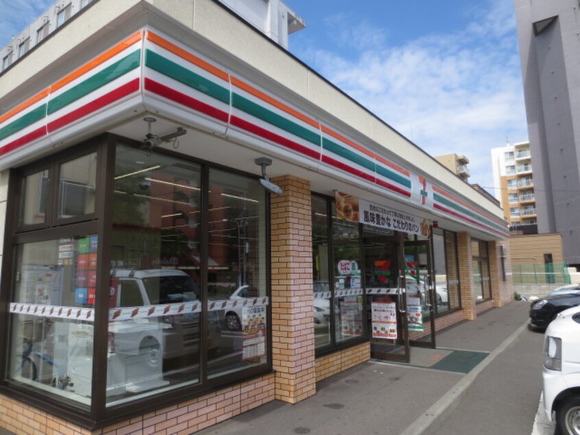 セブンイレブン北17条店(コンビニ)まで200m サンリバーＮ15