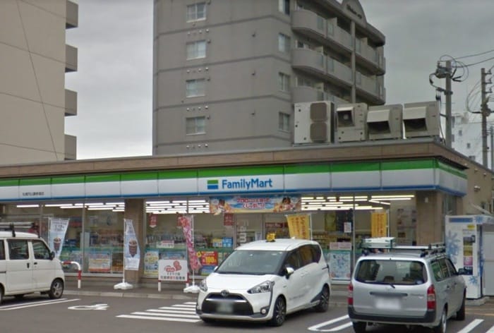 ファミリーマート(コンビニ)まで95m サンタの館裏参道