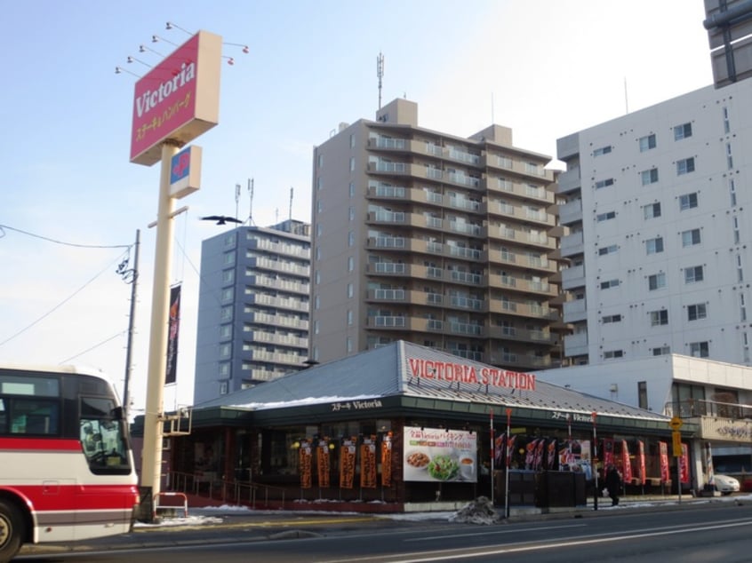 ヴィクトリアステーション(その他飲食（ファミレスなど）)まで210m コローレ月寒東