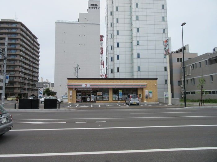 セブンイレブン(コンビニ)まで360m ｺﾛｰﾚ知事公館前