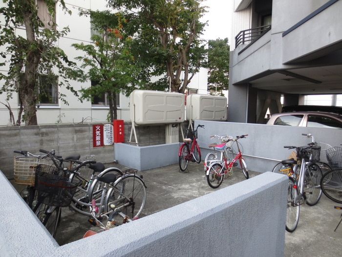 駐輪場 ラフィネ豊平