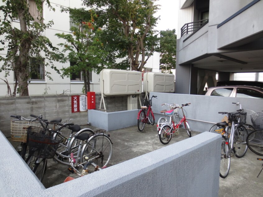 駐輪場 ラフィネ豊平