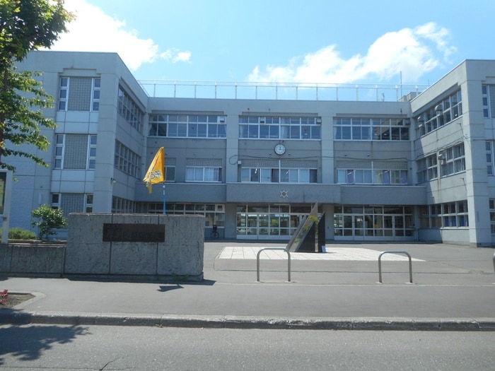 厚別通小学校(小学校)まで1030m AYA　HILLS