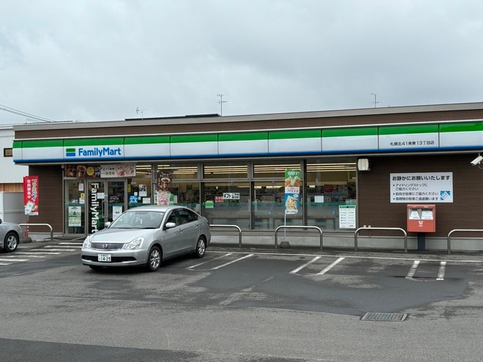 ファミリーマート(コンビニ)まで240m NOBLE　Charmant