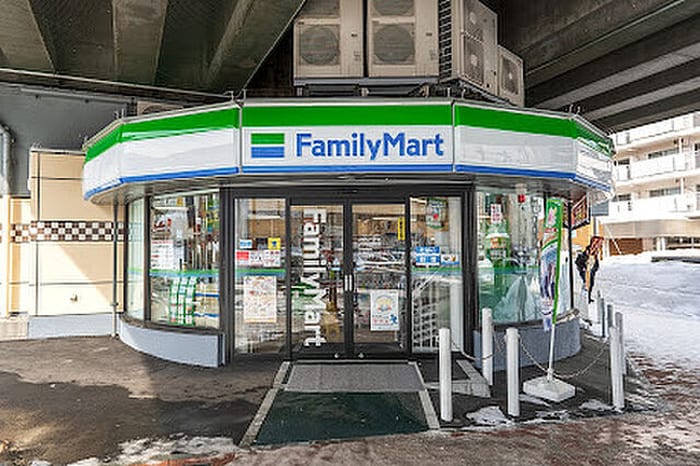 ファミリーマート(コンビニ)まで630m S-RESIDENCE琴似本通avanta
