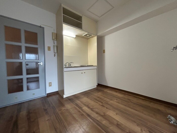 居室 メゾンエクレ－レ中の島