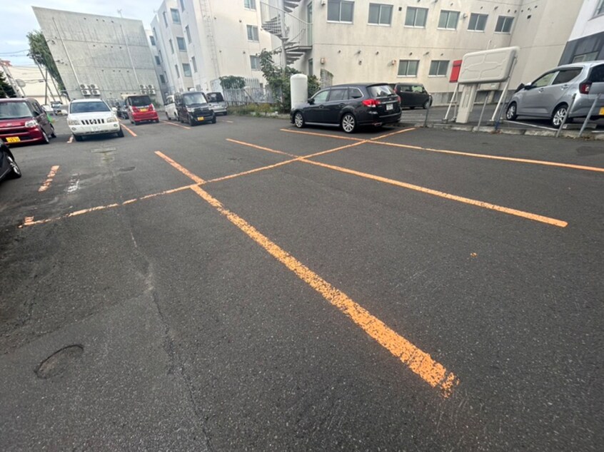 駐車場 メゾンエクレ－レ中の島