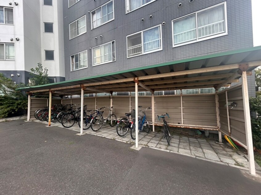 駐輪場 メゾンエクレ－レ中の島