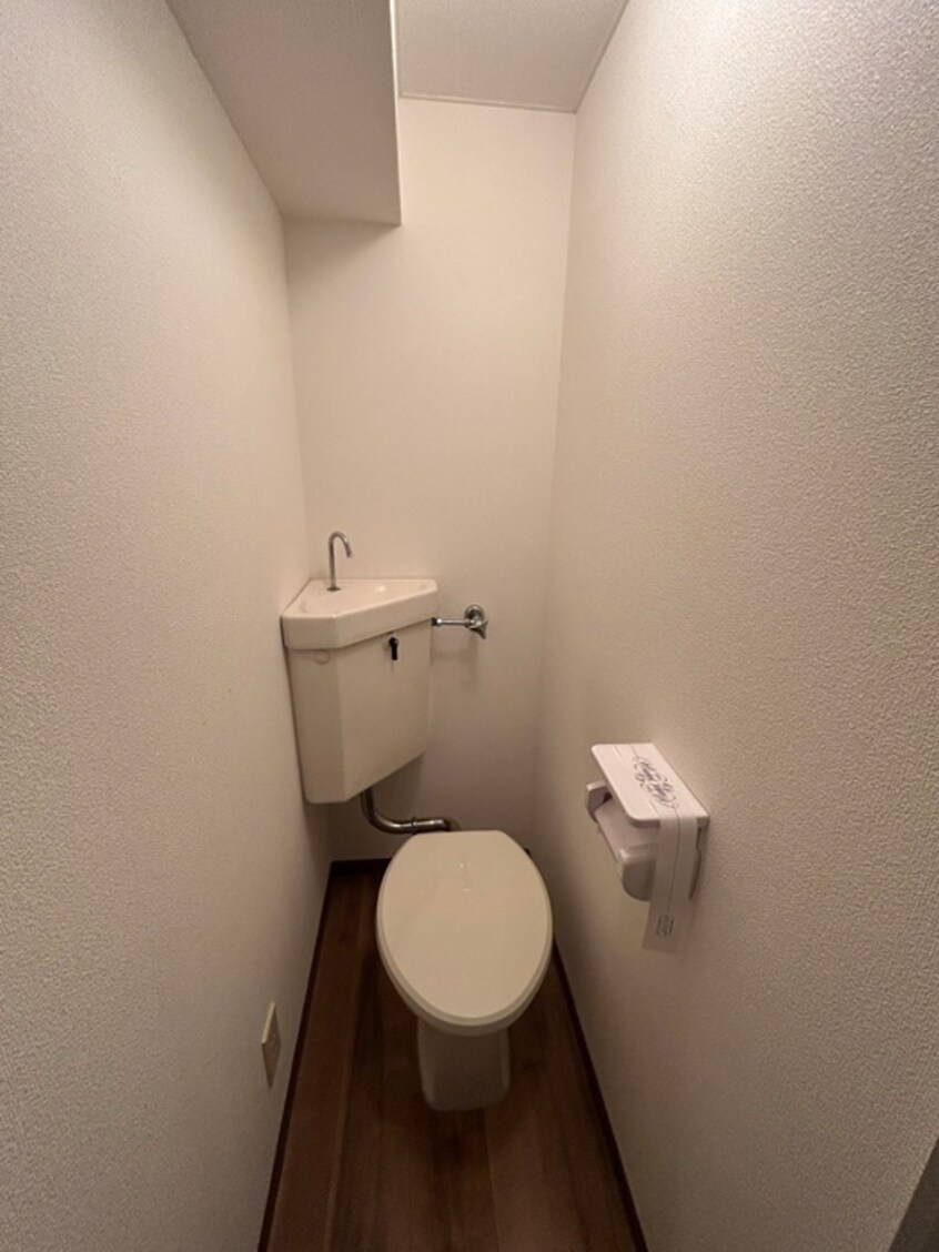 トイレ メゾンエクレ－レ中の島