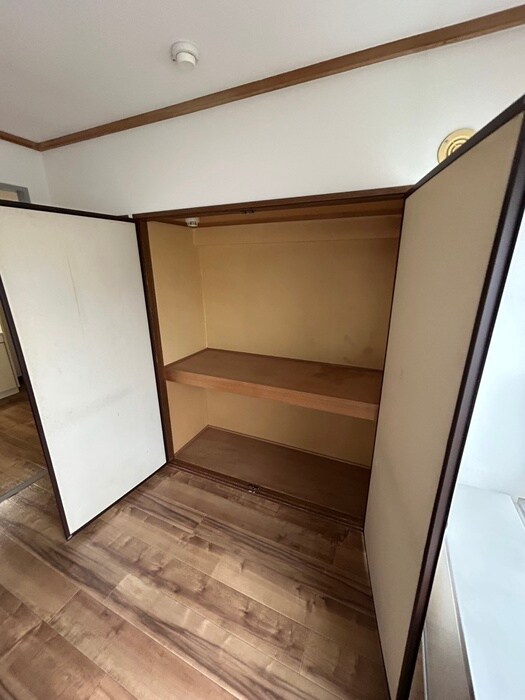 収納 メゾンエクレ－レ中の島