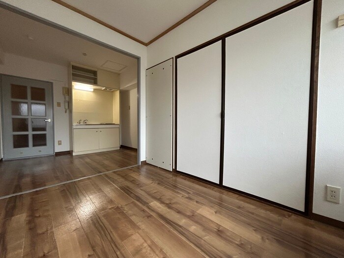 居室 メゾンエクレ－レ中の島