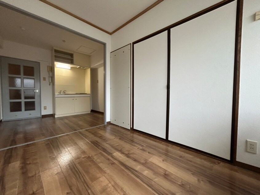 居室 メゾンエクレ－レ中の島