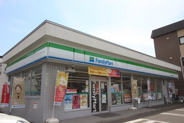 ファミリーマート(コンビニ)まで500m グランメ－ル平和通６Ｂ棟