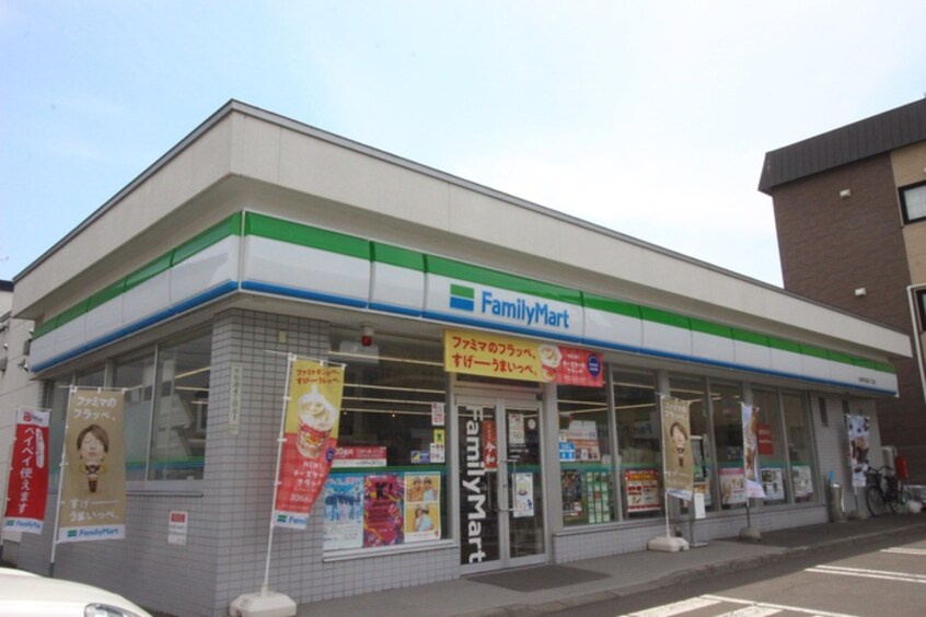 ファミリーマート(コンビニ)まで500m グランメ－ル平和通６Ｂ棟