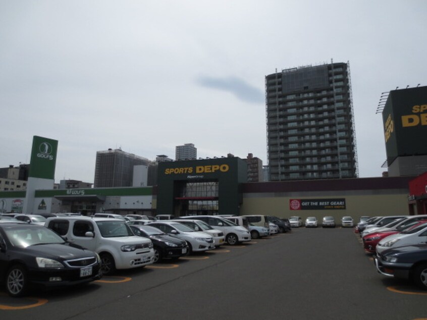 スポーツデポ(電気量販店/ホームセンター)まで180m Ｋ－ＰＬＡＣＥ　Ｎ１０