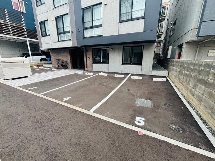 駐車場 UNIQUS宮の森