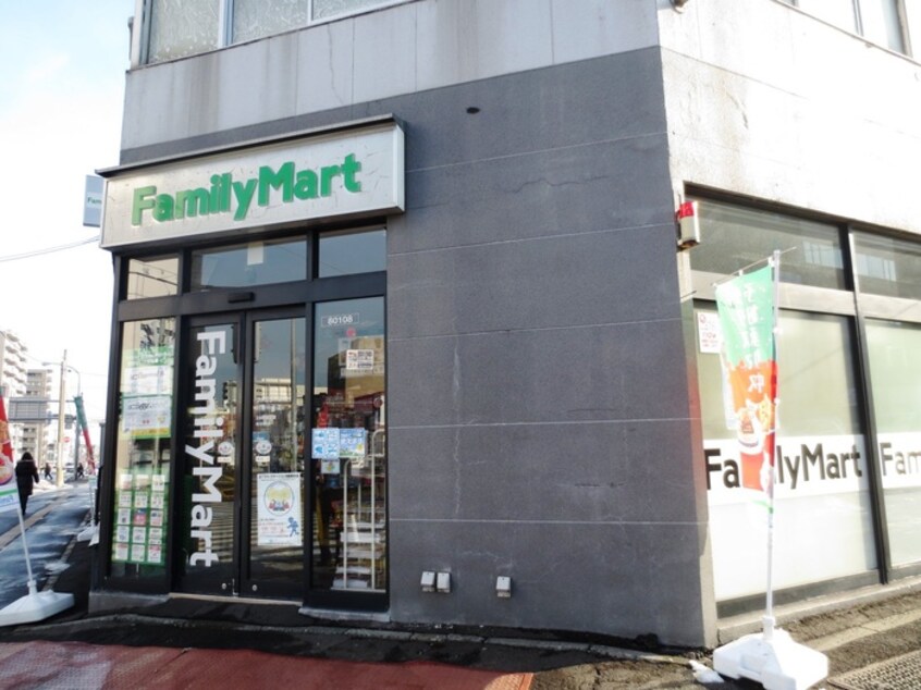 ファミリーマート(コンビニ)まで180m tarte月寒中央