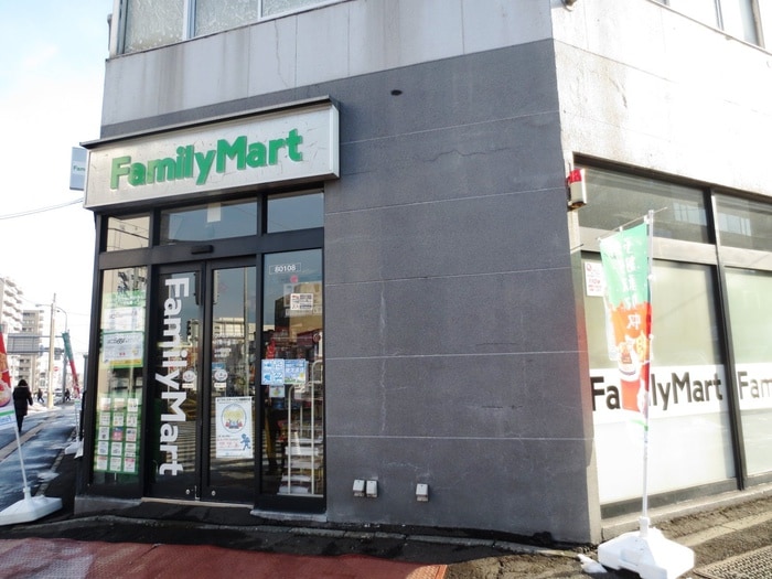 ファミリーマート(コンビニ)まで180m tarte月寒中央