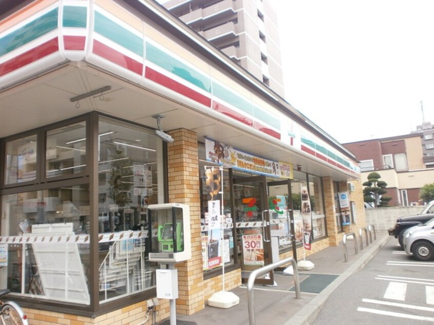 セブン-イレブン 札幌中央南１１条店(コンビニ)まで400m Luxe山鼻