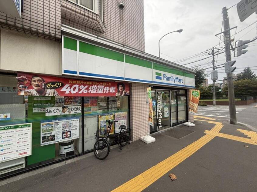 ファミリーマート(コンビニ)まで120m エステ・トーワ