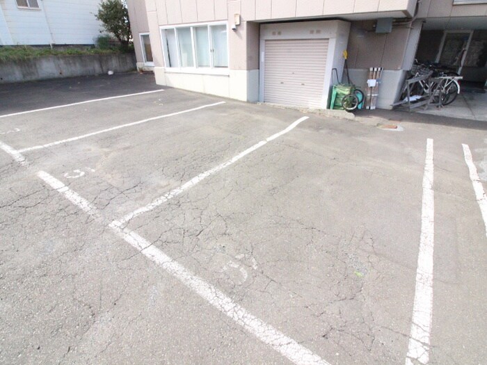 駐車場 リビング西岡