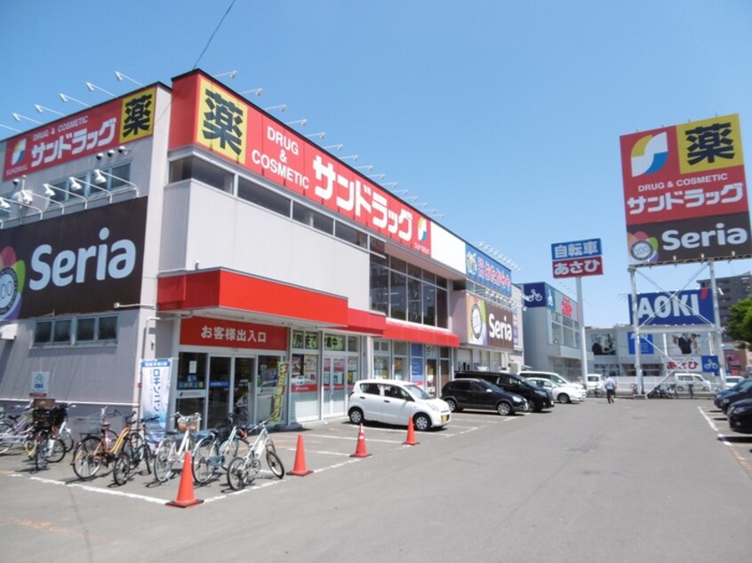 サンドラッグ(ドラッグストア)まで550m ＳＨＯＷ　ＣＯＵＲＴ栄通