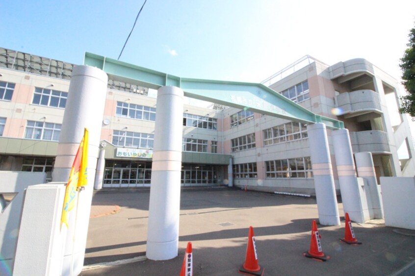 米里小学校(小学校)まで850m 大澤一戸建8-7