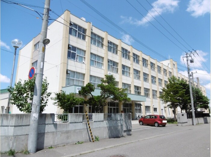 白石中学校(中学校/中等教育学校)まで950m 三進栄通マンション